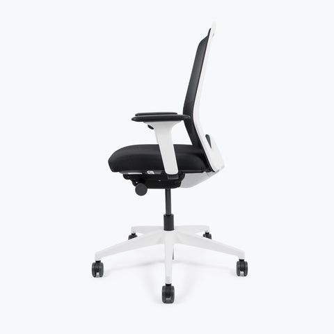 Silla Interstuhl EVERYis1 EV211 MARCO Y ESTRUCTURA BLANCA / TAPICERÍA Y MALLA NEGRA