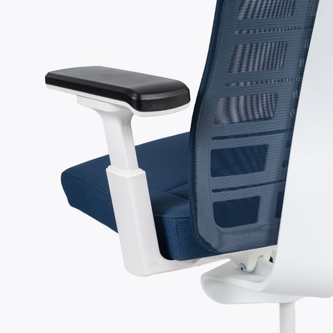 Silla Interstuhl PUREIS3 MARCO Y ESTRUCTURA BLANCA / TAPICERÍA Y MALLA AZUL