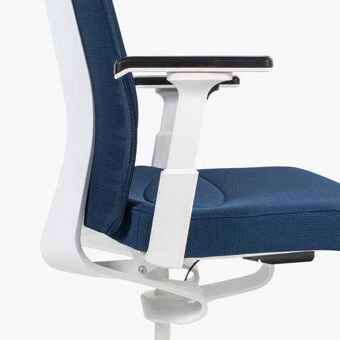Silla Interstuhl PUREIS3 MARCO Y ESTRUCTURA BLANCA / TAPICERÍA Y MALLA AZUL
