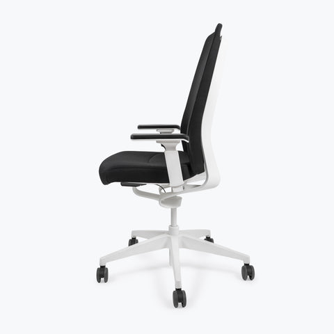 Silla Interstuhl PUREIS3 MARCO Y ESTRUCTURA BLANCA / TAPICERÍA Y MALLA NEGRA