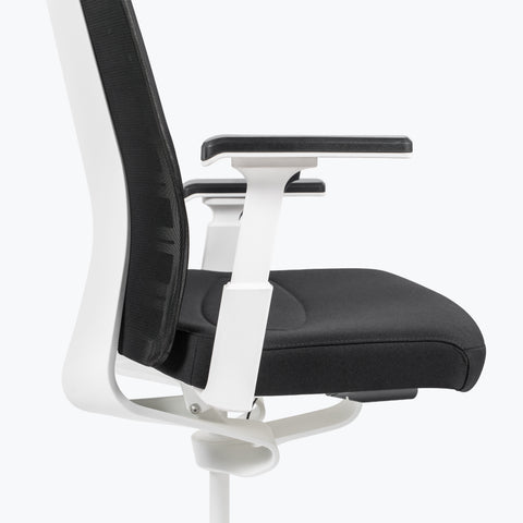 Silla Interstuhl PUREIS3 MARCO Y ESTRUCTURA BLANCA / TAPICERÍA Y MALLA NEGRA